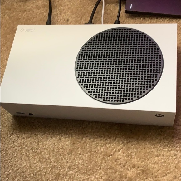 Xbox Series S - Picture 1 of 2